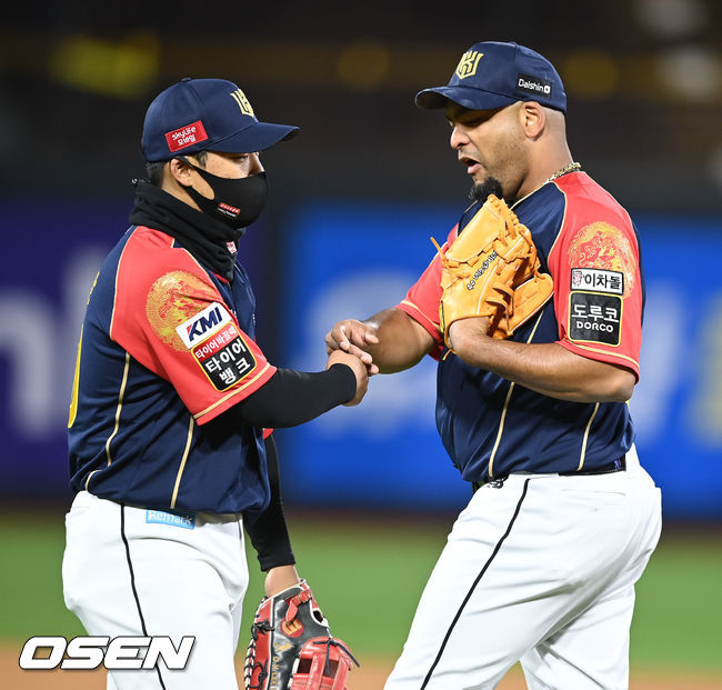 5회초 1사 한화 정은원의 내야땅볼때 베이스 커버로 함께 수비했던 데스파이네와 강백호가 하이파이브를 하고 있다.  2021.10.16 / soul1014@osen.co.krㅁ