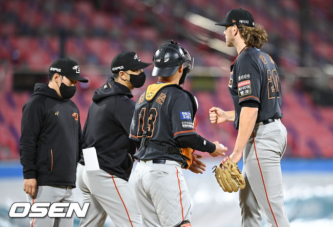 6회말 한화 선발투수 킹험이 교체되고 있다. 2021.10.16