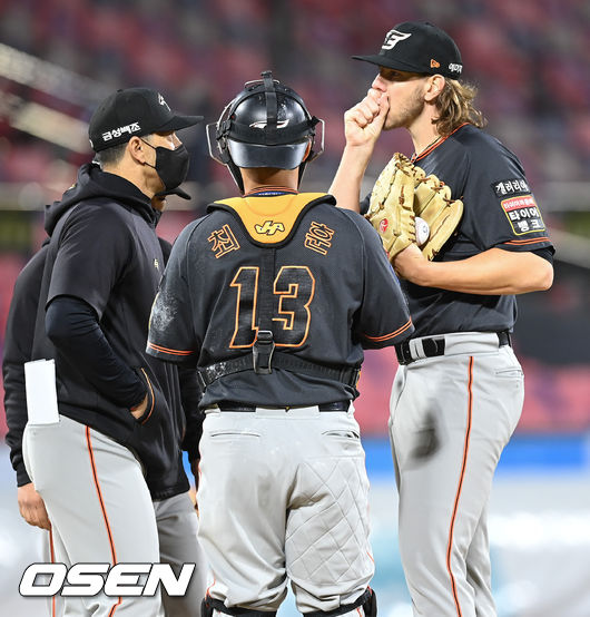 6회말 한화 선발투구 킹험이 입김을 불어넣으며 추위에 언 손을 녹이고 있다. 2021.10.16 / soul1014@osen.co.krㅁ