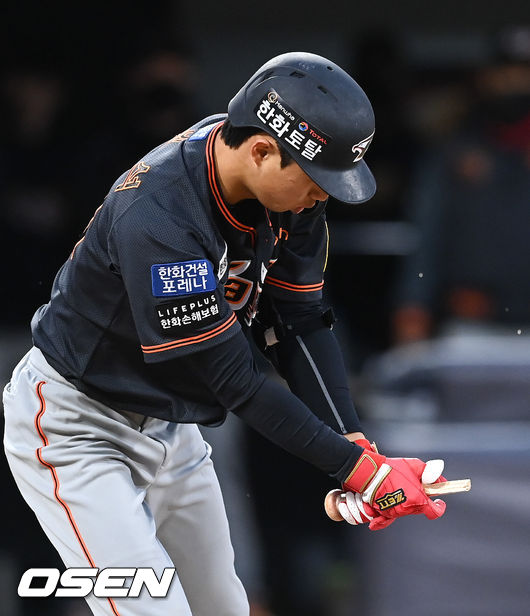 3횦초 1사 한화 이원석이 부러진 방망이를 바라보고 있다.   2021.10.16