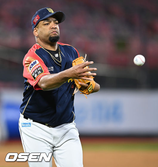 7회초 2사 1루 한화 정운호의 내야땅볼 타구를 데스파이네가 직접 잡은뒤 1루로 송구하고 있다. 2021.10.16 / soul1014@osen.co.krㅁ