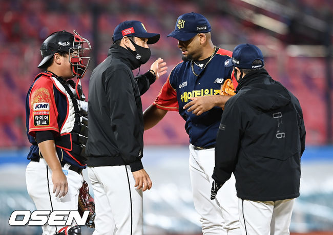 8회초 2사 2루 KT 선발투수 데스파이네가 교체되고 있다. 2021.10.16