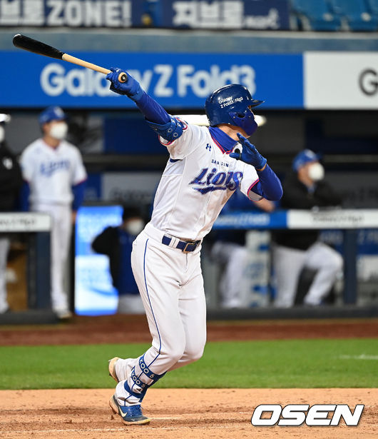 16일 오후 대구삼성라이온즈파크에서 ’2021 신한은행 SOL KBO리그’ 삼성 라이온즈와 키움 히어로즈의 더블헤더 2차전 경기가 열렸다.7회말 2사 1루에서 삼성 구자욱이 좌중간 적시 2루타를 치고 있다. 2021.10.16 /sunday@osen.co.kr