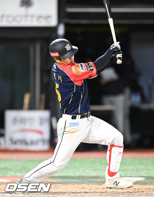 8회말 2사 1,2루 KT 신본기가 1타점 적시타를 날리고 있다 2021.10.16 / soul1014@osen.co.kr