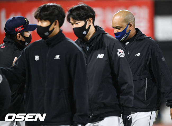 경기종료 후 KT 데스파이네가 이강철 감독과 하이파이브를 하고 있다. 2021.10.16