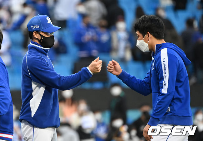 삼성은 16일 대구삼성라이온즈파크에서 열린 더블헤더 1차전에서 7-5로 승리했다. 삼성 좌완 이상민은 데뷔 8년 만에 첫 승을 신고했다. 경기 종료 후 삼성 허삼영 감독이 이상민과 승리의 기쁨을 나누고 있다. 2021.10.16 /sunday@osen.co.kr