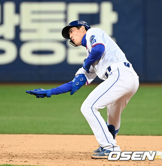 7회말 2사 1루에서 삼성 구자욱이 좌중간 적시 2루타를 치고 환호하고 있다. 2021.10.16 /sunday@osen.co.kr