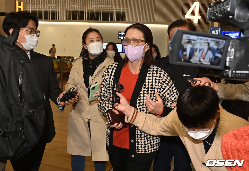 어머니 김경희 씨가 취재진의 질문에 답을 하고 있다.  2021.10.16 /jpnews@osen.co.kr