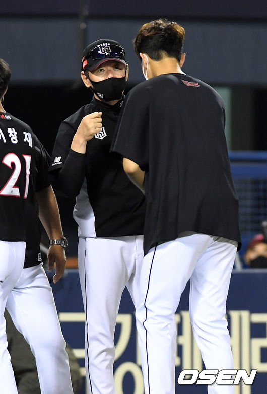 KT 위즈 이강철 감독이 고영표와 승리를 기뻐하고 있다. 2021.06.30 /OSEN DB