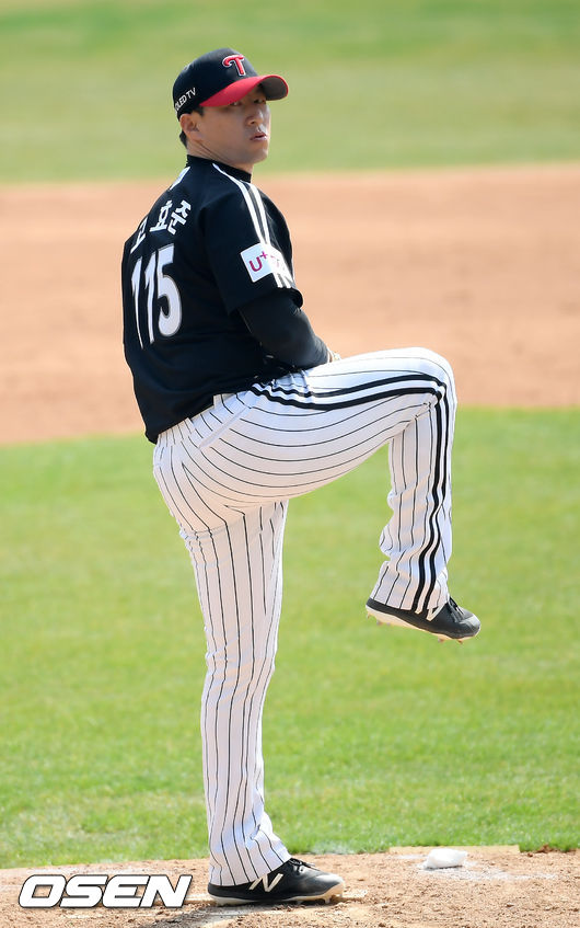 LG 투수 고효준이 17일 창원 NC전에서 구원 투수로 등판, 353일 만에 1군 복귀전을 치렀다./OSEN DB