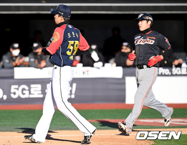 17일 오후  경기도 수원시 수원kt위즈파크에서 ‘2021 신한은행 SOL KBO 리그’ KT 위즈와 한화 이글스의 경기가 열렸다.8회초 1사 1, 3루 한화 하주석의 타석 때 KT 조현우가 폭투로 실점, 아쉬워하고 있다. 2021.10.17 /ksl0919@osen.co.kr