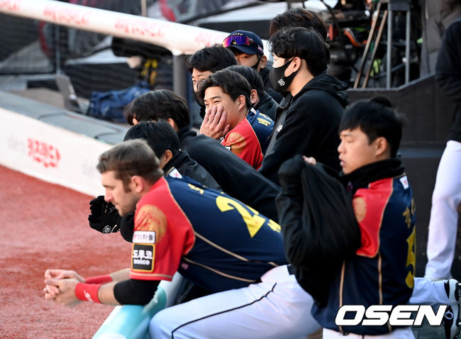 17일 오후  경기도 수원시 수원kt위즈파크에서 ‘2021 신한은행 SOL KBO 리그’ KT 위즈와 한화 이글스의 경기가 열렸다.9회말 KT 선수들이 더그아웃에서 경기를 지켜보고 있다. 2021.10.17 /ksl0919@osen.co.kr