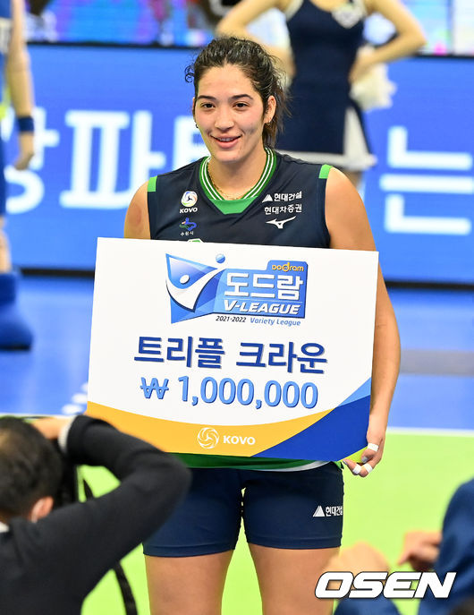 17일 오후 수원 실내체육관에서 열린 2021-2022 도드람 V-리그 여자부 정규리그 현대건설과 IBK기업은행의 경기에서 현대건설이 세트스코어 3-1(23-25 25-15 25-16 25-17) 승리를 거뒀다.경기를 마치고 현대건설 야스민이 트리플 크라운을 달성하며 포즈를 취하고 있다.  2021.10.17 /jpnews@osen.co.kr