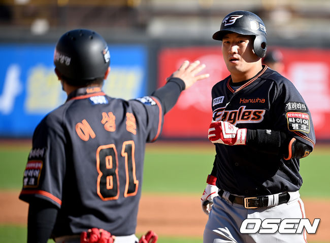 17일 오후  경기도 수원시 수원kt위즈파크에서 ‘2021 신한은행 SOL KBO 리그’ KT 위즈와 한화 이글스의 경기가 열렸다.3회초 2사 2루 한화 최재훈이 선취 1타점 적시타를 날린 뒤 이상훈 코치와 기쁨을 나누고 있다. 2021.10.17 /ksl0919@osen.co.kr
