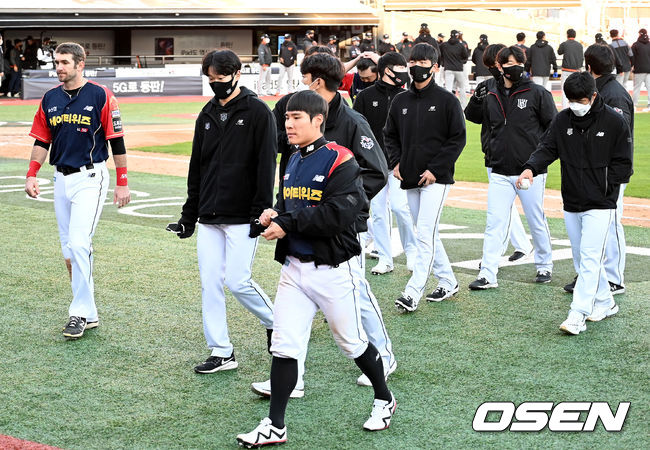 선두를 달리고 있는 KT 위즈가 3연승에 실패했다.KT는 17일 수원 KT위즈파크에서 열린 ‘2021 신한은행 SOL KBO리그’ 한화 이글스와 시즌 최종전에서 1-2로 패했다.경기 종료 후 KT 선수들이 아쉬워하고 있다. 2021.10.17 /ksl0919@osen.co.kr