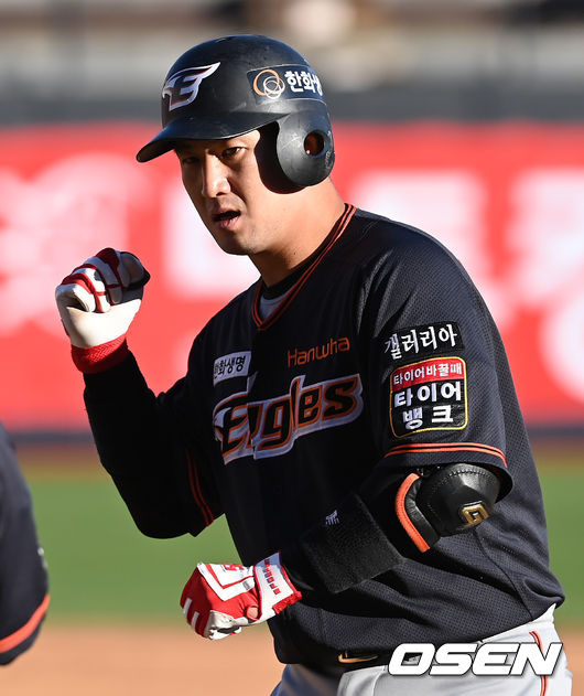17일 오후  경기도 수원시 수원kt위즈파크에서 ‘2021 신한은행 SOL KBO 리그’ KT 위즈와 한화 이글스의 경기가 열렸다.8회초 1사 1루 한화 최재훈이 안타를 날린 뒤 기뻐하고 있다. 1루 주자 3루까지 진루. 2021.10.17 /ksl0919@osen.co.kr
