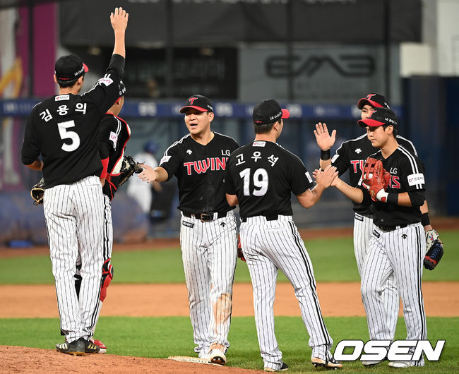 LG 선수들이 승리 후 기뻐하고 있다./OSEN DB