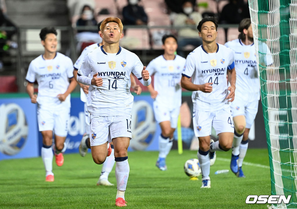 17일 전주월드컵경기장에서 열린 ‘2021 아시아축구연맹(AFC) 챔피언스리그(ACL)’ 8강전, 후반 연장 결승골을 성공시킨 이동경이 환호하고 있다. 2012.10.17 /sunday@osen.co.kr