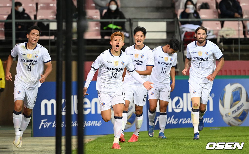 17일 전주월드컵경기장에서 열린 ‘2021 아시아축구연맹(AFC) 챔피언스리그(ACL)’ 8강전, 후반 연장 결승골을 성공시킨 이동경이 환호하고 있다. 2012.10.17 /sunday@osen.co.kr