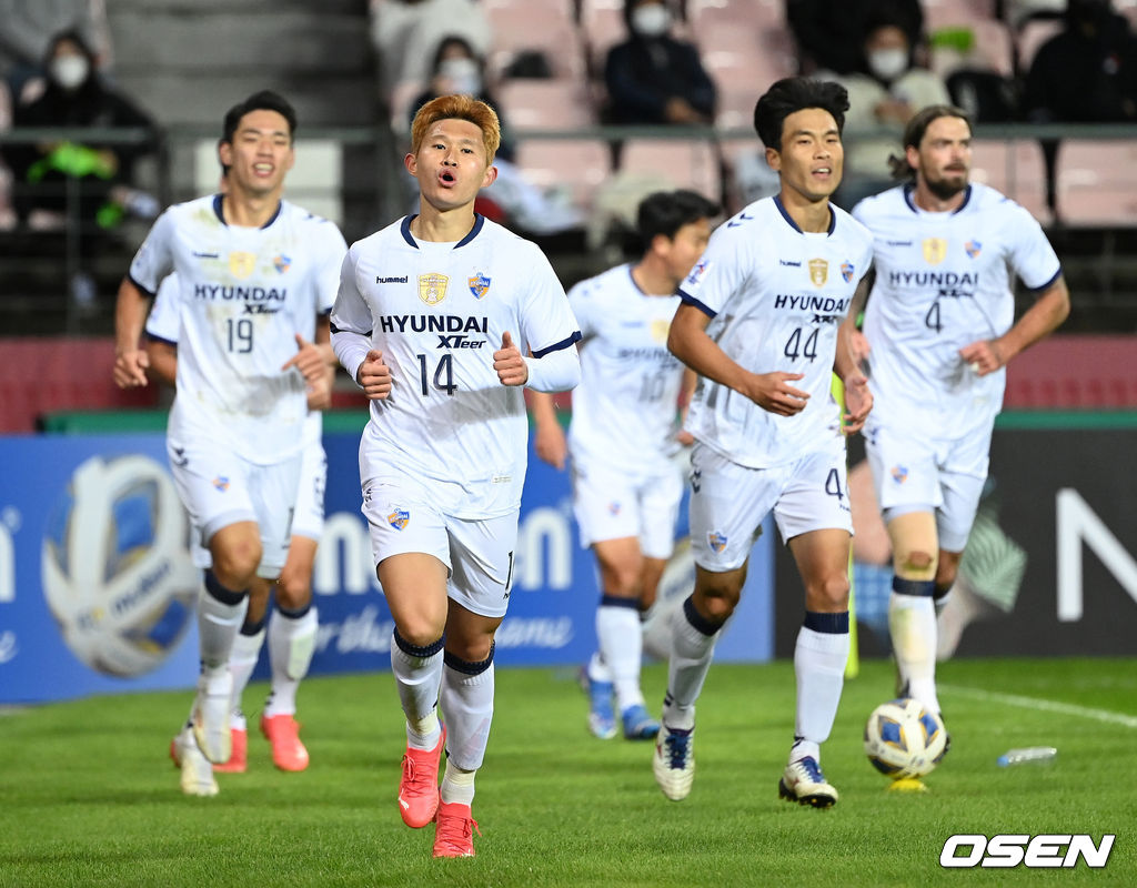 17일 전주월드컵경기장에서 열린 ‘2021 아시아축구연맹(AFC) 챔피언스리그(ACL)’ 8강전, 후반 연장 결승골을 성공시킨 이동경이 환호하고 있다. 2012.10.17 /sunday@osen.co.kr