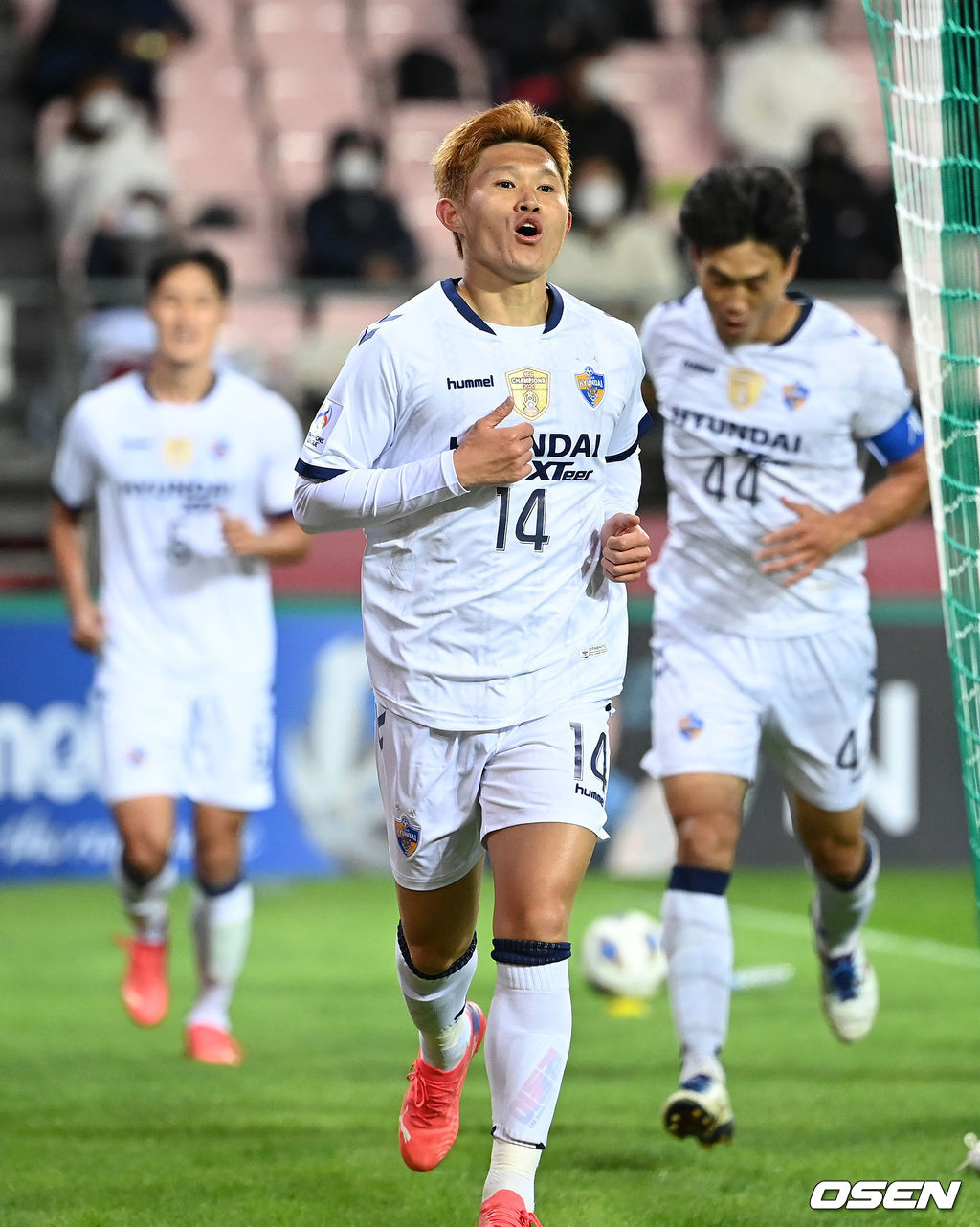 17일 전주월드컵경기장에서 열린 ‘2021 아시아축구연맹(AFC) 챔피언스리그(ACL)’ 8강전, 후반 연장 결승골을 성공시킨 이동경이 환호하고 있다. 2012.10.17 /sunday@osen.co.kr