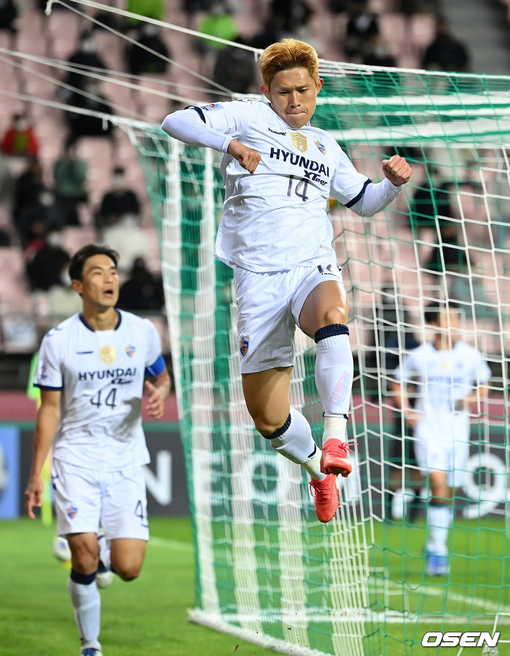 17일 전주월드컵경기장에서 열린 ‘2021 아시아축구연맹(AFC) 챔피언스리그(ACL)’ 8강전, 후반 연장 결승골을 성공시킨 이동경이 환호하고 있다. 2012.10.17 /sunday@osen.co.kr