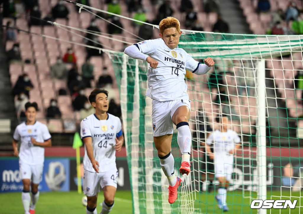 17일 전주월드컵경기장에서 열린 ‘2021 아시아축구연맹(AFC) 챔피언스리그(ACL)’ 8강전, 후반 연장 결승골을 성공시킨 이동경이 환호하고 있다. 2012.10.17 /sunday@osen.co.kr