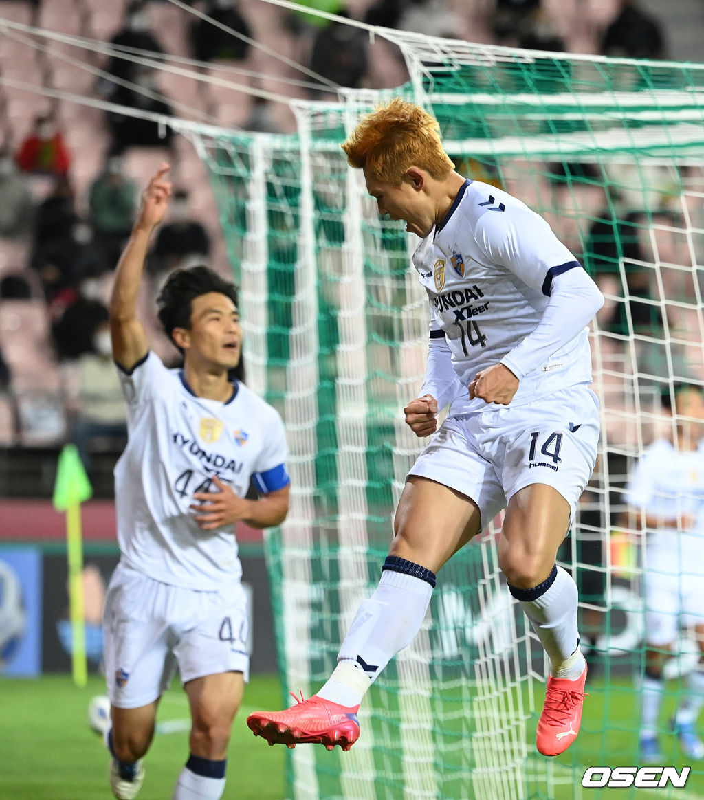 17일 전주월드컵경기장에서 열린 ‘2021 아시아축구연맹(AFC) 챔피언스리그(ACL)’ 8강전, 후반 연장 결승골을 성공시킨 이동경이 환호하고 있다. 2012.10.17 /sunday@osen.co.kr