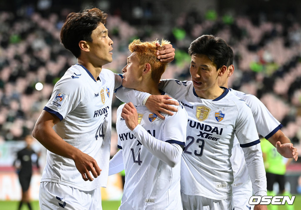 17일 전주월드컵경기장에서 열린 ‘2021 아시아축구연맹(AFC) 챔피언스리그(ACL)’ 8강전, 후반 연장 결승골을 성공시킨 이동경이 환호하고 있다. 2012.10.17 /sunday@osen.co.kr