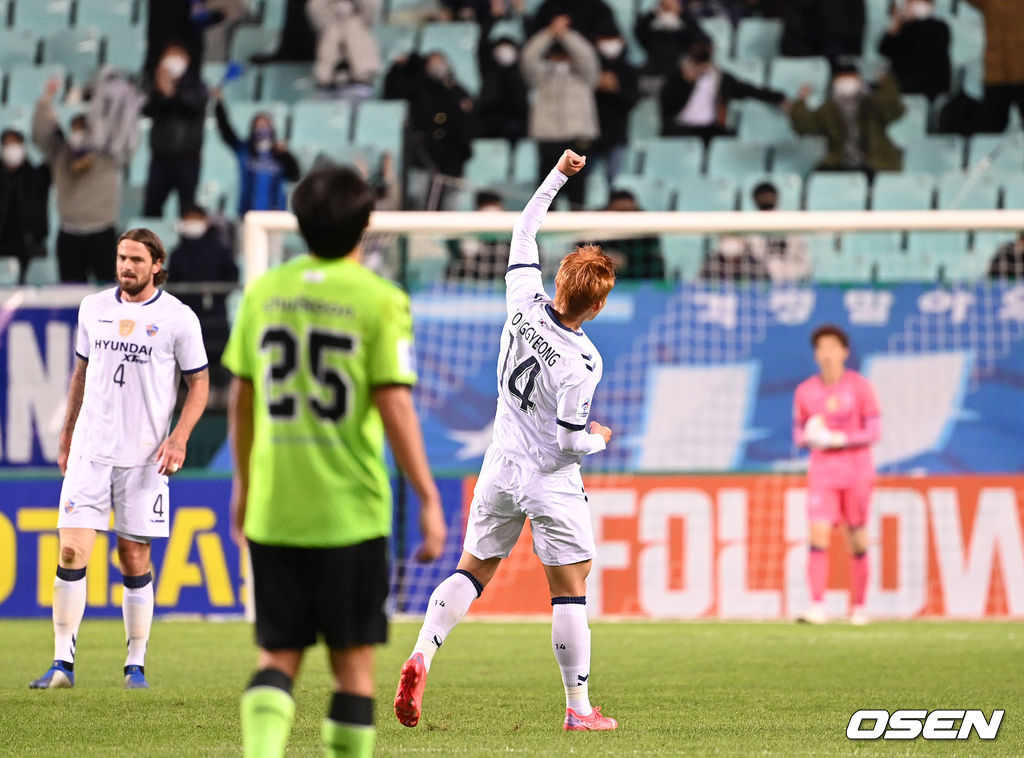 17일 전주월드컵경기장에서 열린 ‘2021 아시아축구연맹(AFC) 챔피언스리그(ACL)’ 8강전, 후반 연장 결승골을 성공시킨 이동경이 환호하고 있다. 2012.10.17 /sunday@osen.co.kr