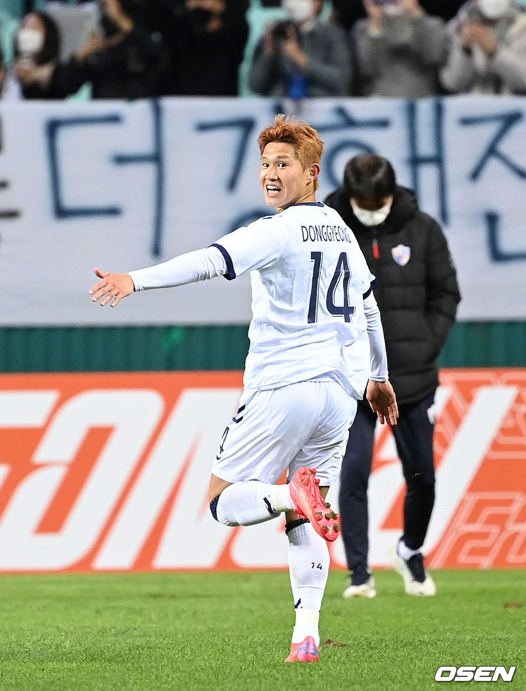 17일 전주월드컵경기장에서 열린 ‘2021 아시아축구연맹(AFC) 챔피언스리그(ACL)’ 8강전, 경기 종료 후 인터뷰를 마친 울산 이동경이 서포터즈석으로 가며 환호하고 있다. 2012.10.17 /sunday@osen.co.kr