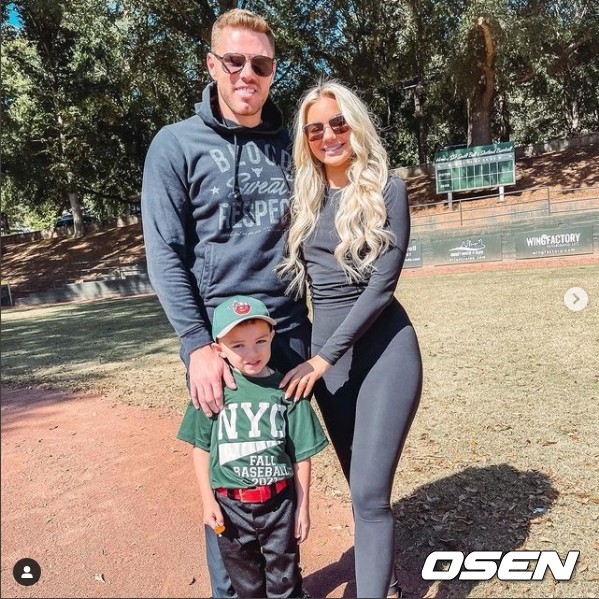 [사진] 18일(한국시간) 아들 찰리의 리틀리그 게임을 마치고 가족 사진을 찍은 애틀랜타의 프레디 프리먼. <프레디 프리먼 인스타그램 캡처>