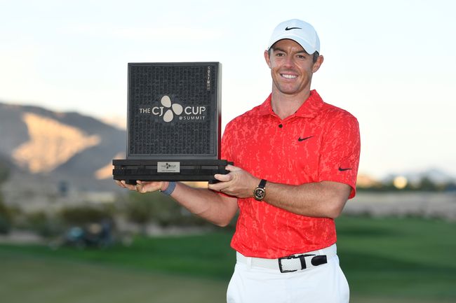 더 CJ컵 @ 서밋에서 우승한 로리 매킬로이가 한글 트로피를 들고 포즈를 취하고 있다. /게티 이미지 for 더 CJ 컵 제공. 