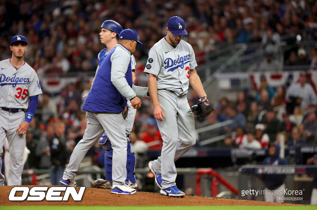 [사진] LA 다저스 데이브 로버츠 감독이 맥스 슈어저를 교체하고 있다. ⓒGettyimages(무단전재 및 재배포 금지)