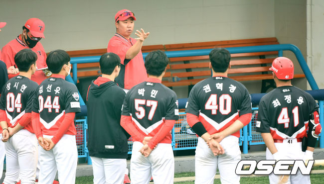 이범호 KIA 타이거즈 퓨처스 총괄코치가 선수들을 지도하고 있다./OSEN DB