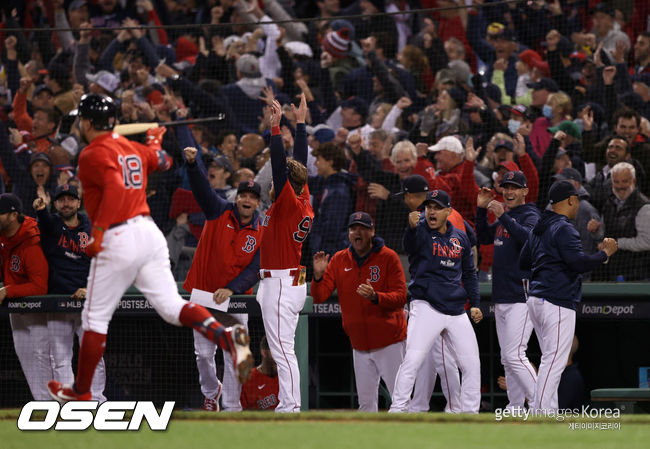 [사진] 보스턴은 2021년 10월 19일(한국시간) 미국 매사추세츠주 보스턴 펜웨이 파크에서 열린 휴스턴 애스트로스와 2021 메이저리그 포스트시즌 챔피언십시리즈 3차전에서 2회 빅이닝을 만들었다. 또 만루 홈런이 터졌다. ⓒGettyimages(무단전재 및 재배포 금지)