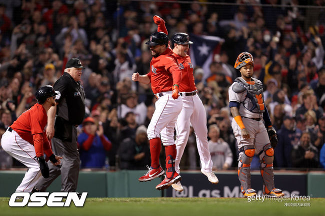 [사진] 보스턴은 2021년 10월 19일(한국시간) 미국 매사추세츠주 보스턴 펜웨이 파크에서 열린 휴스턴 애스트로스와 2021 메이저리그 포스트시즌 챔피언십시리즈 3차전에서 12-3 완승을 거뒀다.  ⓒGettyimages(무단전재 및 재배포 금지)