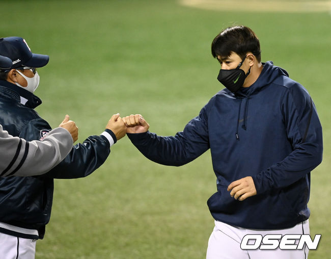 두산 베어스 김태형 감독과 김재환 / OSEN DB