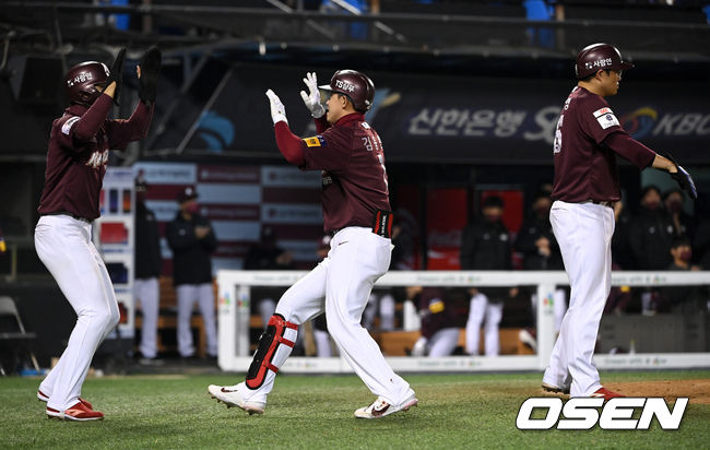 5회초 1사 1, 2루 상황 대타로 나선 키움 김웅빈이 달아나는 우월 스리런포를 날리고 홈을 밟으며 변상권-이지영과 기뻐하고 있다. / dreamer@osen.co.kr