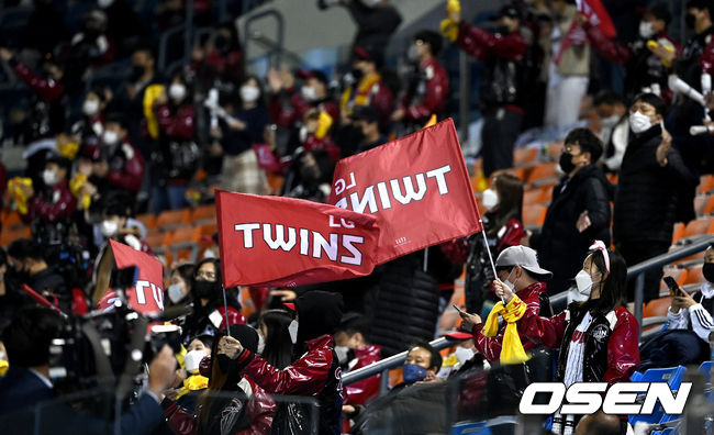 관중 입장이 재개된 서울 잠실야구장에서 팬들이 응원을 펼치고 있다. / dreamer@osen.co.kr
