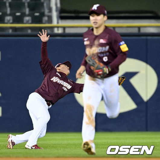 6회말 무사 선두타자로 나선 LG 채은성의 뜬공 타구를 키움 유격수 김주형이 놓치는 실책을 범하고 있다. / dreamer@osen.co.kr