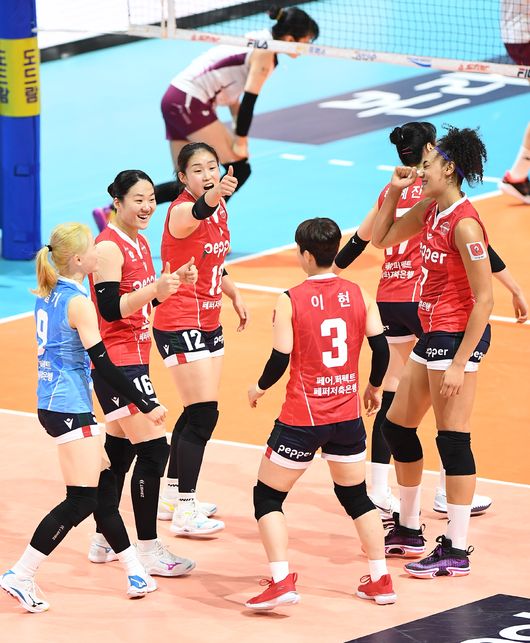 페퍼저축은행은 19일 염주종합체육관에서 열린 KGC인삼공사와 2021-2022 도드람 V리그 정규리그 1차전에에서 세트 스코어 1-3(25-16, 20-25, 21-25, 17-25)으로 졌다. / KOVO 제공
