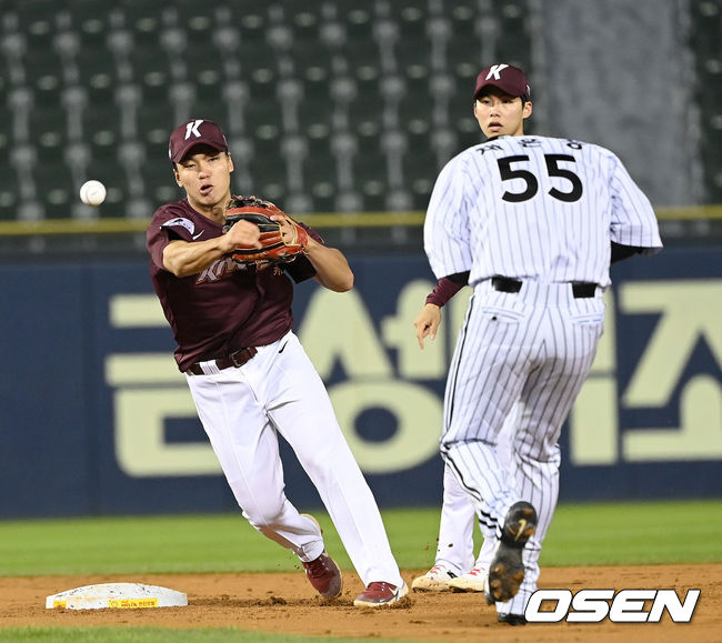 4회말 1사 1, 2루 상황 LG 오지환의 병살타 때 키움 유격수 신준우가 주자 채은성을 포스아웃 시킨 뒤 1루로 송구하고 있다. / dreamer@osen.co.kr