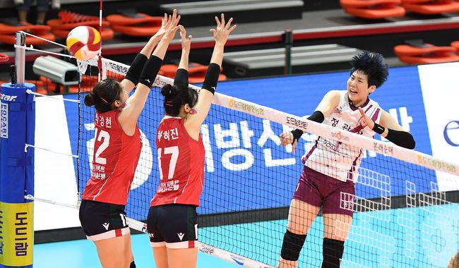 인삼공사는 19일 염주종합체육관에서 열린 페퍼저축은행과 2021-2022 도드람 V리그 정규리그 1차전에에서 세트 스코어 3-1(16-25, 25-20, 25-21, 25-17)로 이겼다. / KOVO 제공