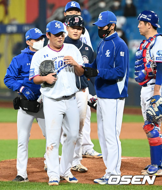 19일 오후 대구삼성라이온즈파크에서 ’2021 신한은행 SOL KBO리그’ 삼성 라이온즈와 두산 베어스의 경기가 열렸다.9회초 2사 1루 두산 박계범의 투수 앞 내야안타때 타구를 맞은 삼성 문용익이 교체되고 있다. 2021.10.19 / rumi@osen.co.kr