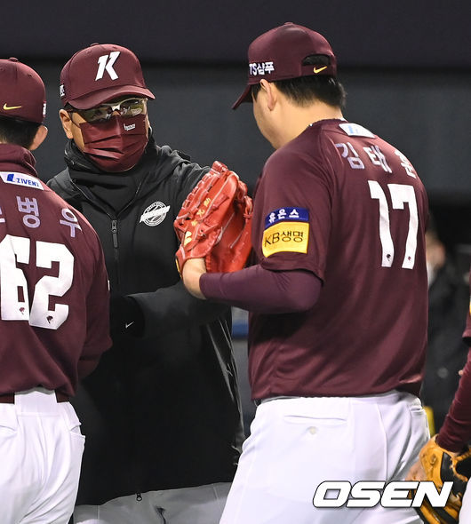 승리한 키움 홍원기 감독이 세이브를 거둔 김태훈과 인사를 나누고 있다. 2021.10.19 / dreamer@osen.co.kr
