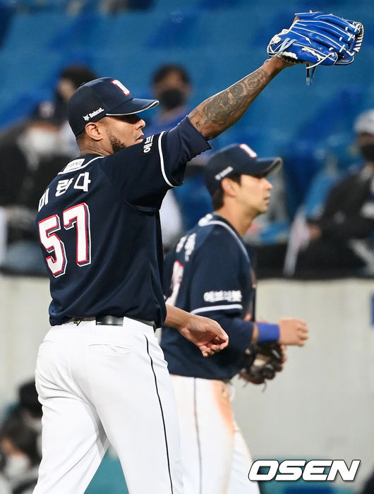 7회말을 마친 두산 선발 미란다가 기뻐하며 덕아웃으로 향하고 있다. 2021.10.19 / rumi@osen.co.kr