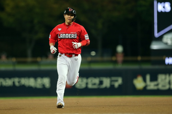 최정이 400호 홈런을 때리고 그라운드를 돌고 있다./SSG 랜더스 제공