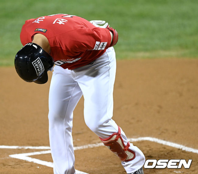 SSG 랜더스 최정이 볼에 맞고 고통스러워하고 있다./OSEN DB