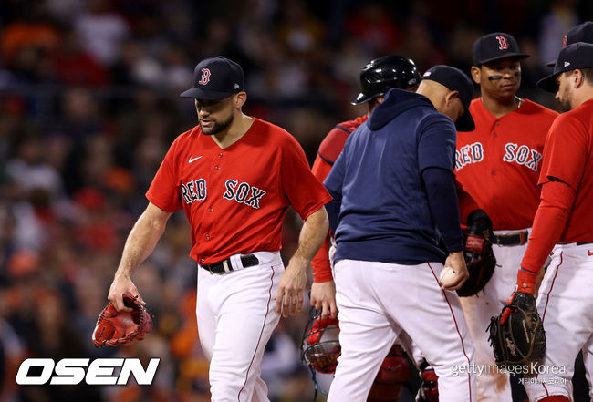 [사진] 보스턴의 네이선 이오발디(왼쪽)가 20일 열린 휴스턴과의 ALCS 4차전 9회에서 구원 등판했다고 역전 결승타에 이어 볼넷을 하나 더 허용한 뒤 마운드를 내려오고 있다. ⓒGettyimages(무단전재 및 재배포 금지)